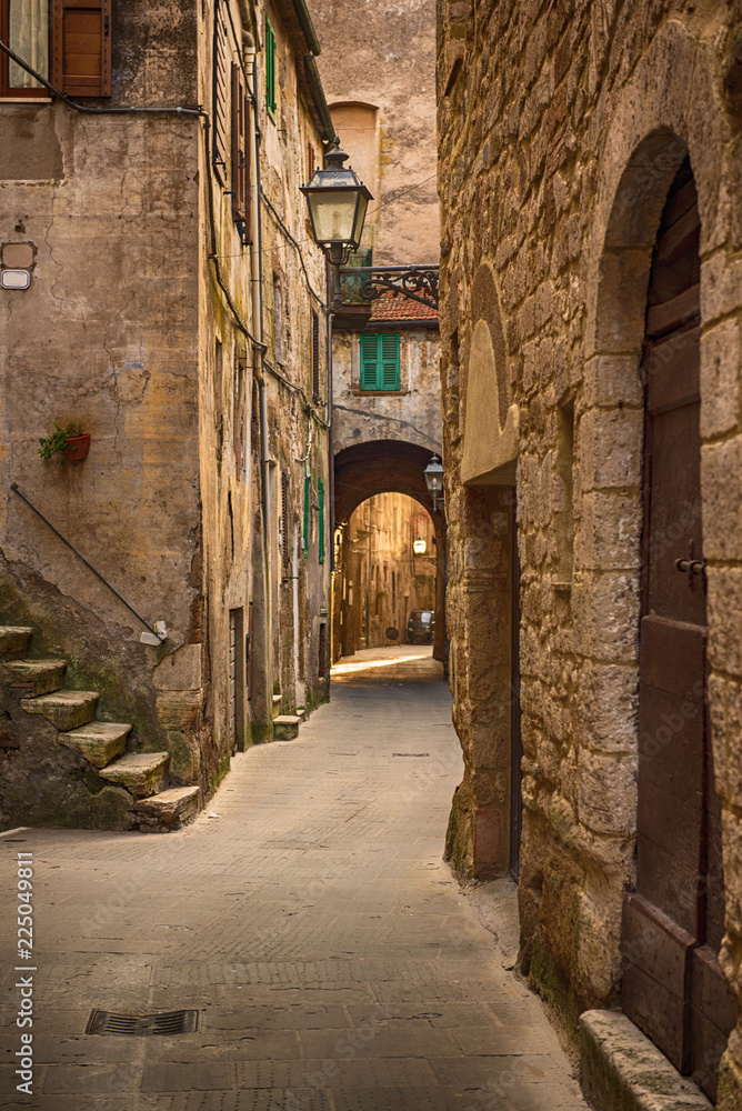 中世纪凝灰岩古城皮蒂利亚诺的狭窄街道，意大利旅游背景