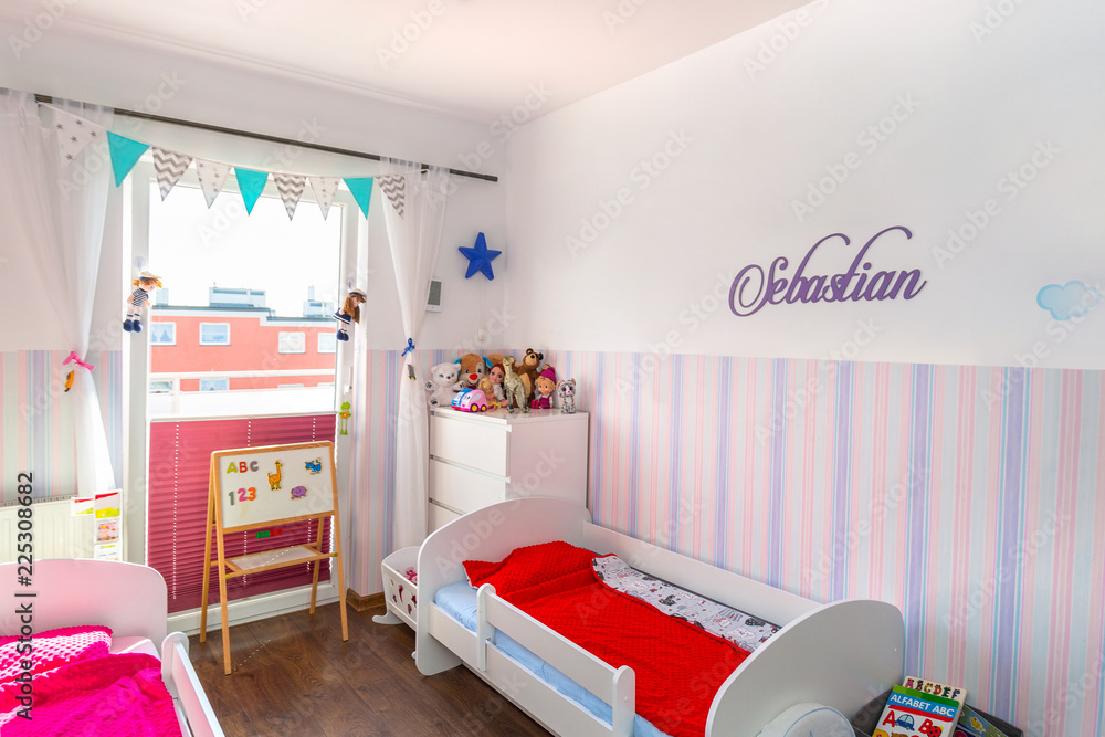 儿童卧室内部采用柔和的彩色壁纸