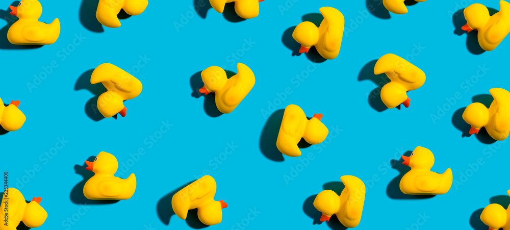 蓝色背景下的黄色橡胶鸭集合
