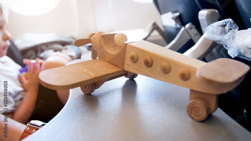 玩具木制飞机在长时间飞行中对着睡着的孩子的特写图像
