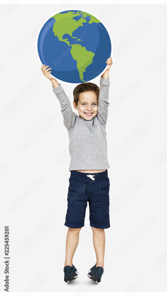 抱着地球图标的快乐男孩