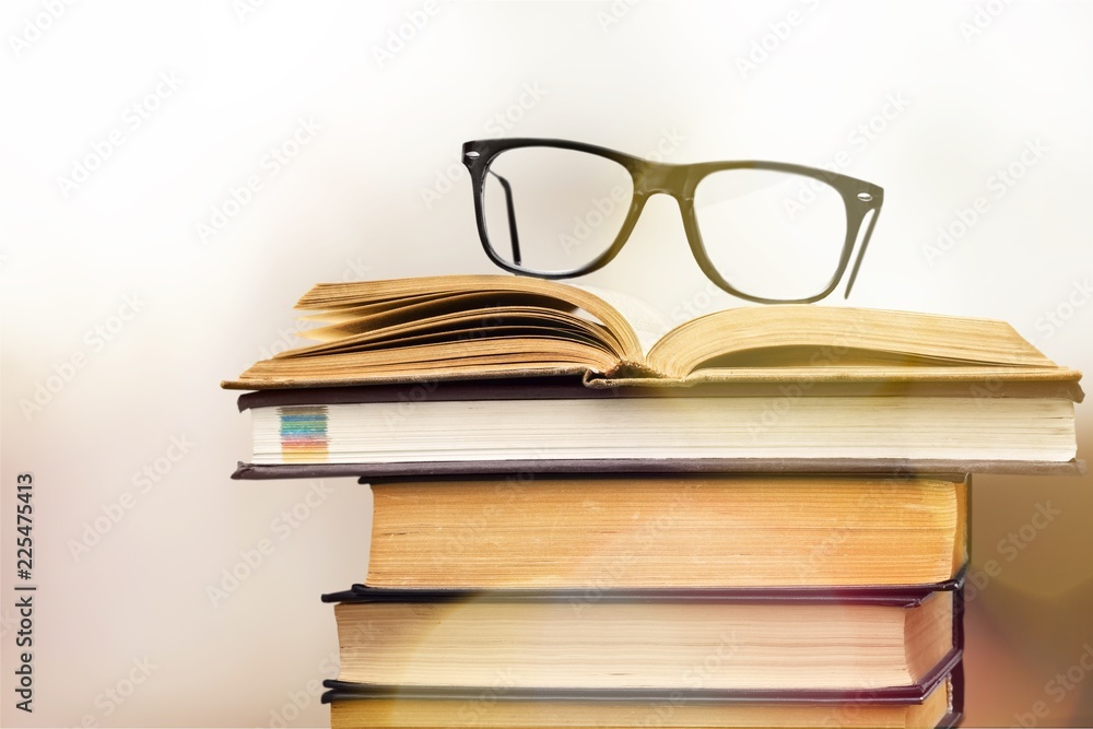 桌子背景上的书和眼镜，特写