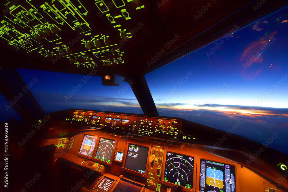从商用飞机上看到的景象，在黄昏时分从驾驶舱的机长座位上看到