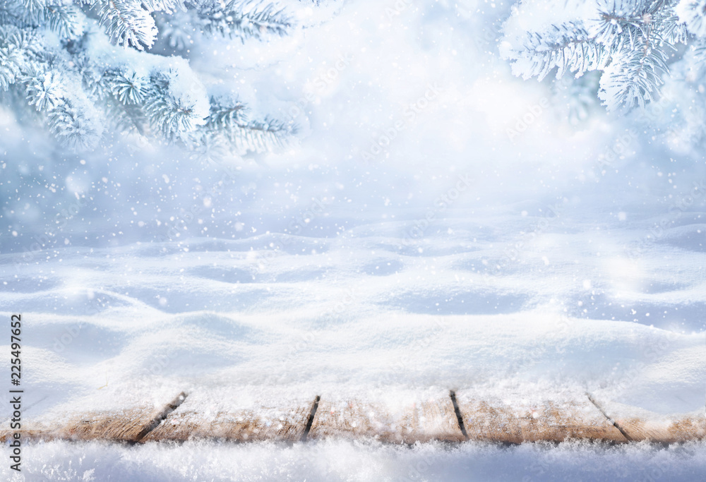 冬季圣诞节风景如画，有复制空间。森林里的木地板上撒满了雪