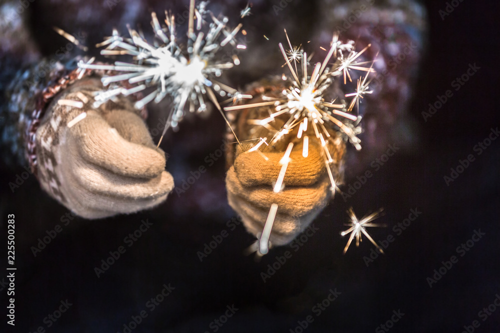 新年快乐，圣诞快乐的概念，手拿燃烧的烟火灯，特写