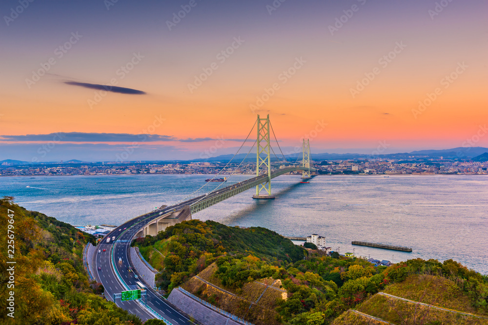 日本淡路岛Akashi Kaikyo Ohashi大桥，横跨濑户内海至神户。