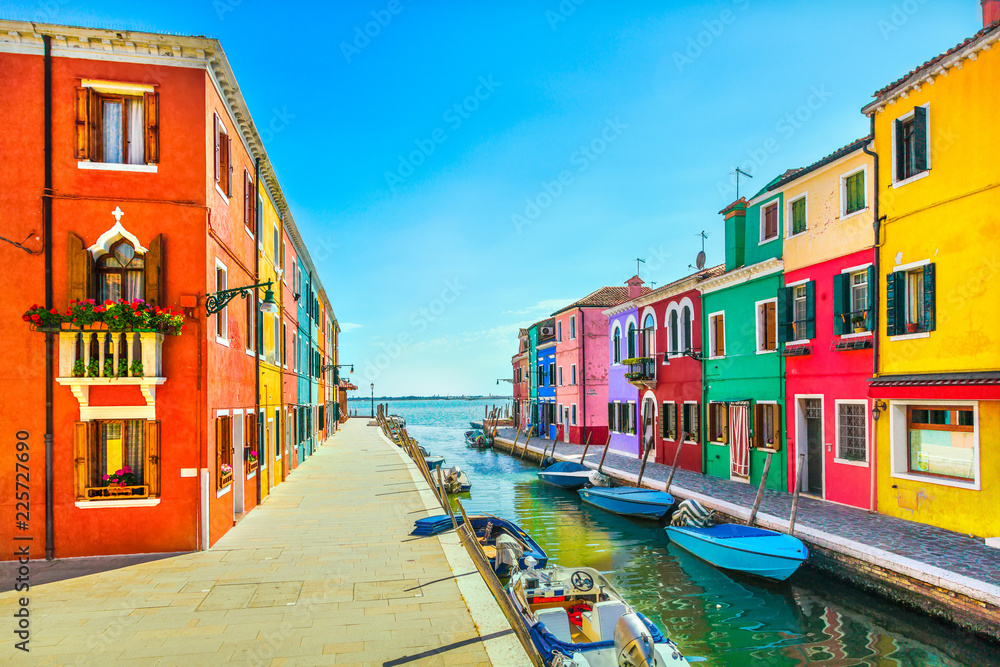 威尼斯地标，布拉诺岛运河，五颜六色的房子和船，意大利