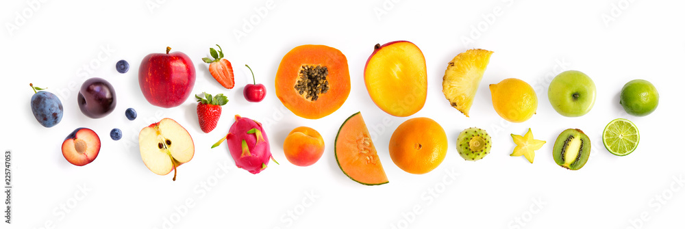 由水果制成的创意布局。扁平布局。李子、苹果、草莓、蓝莓、木瓜、菠萝、莱姆