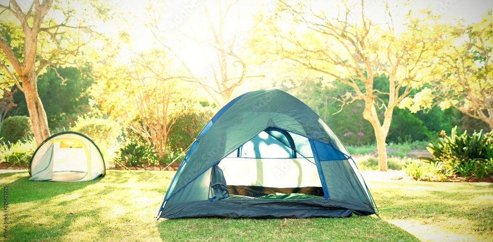晴天露营地的帐篷