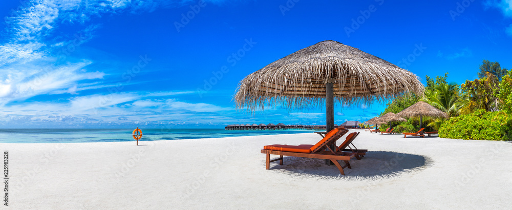马尔代夫的太阳床和雨伞