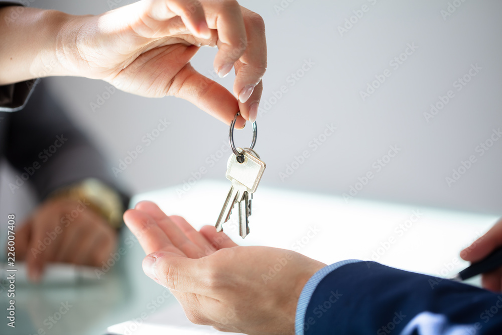 房地产经纪人把房子钥匙给男人