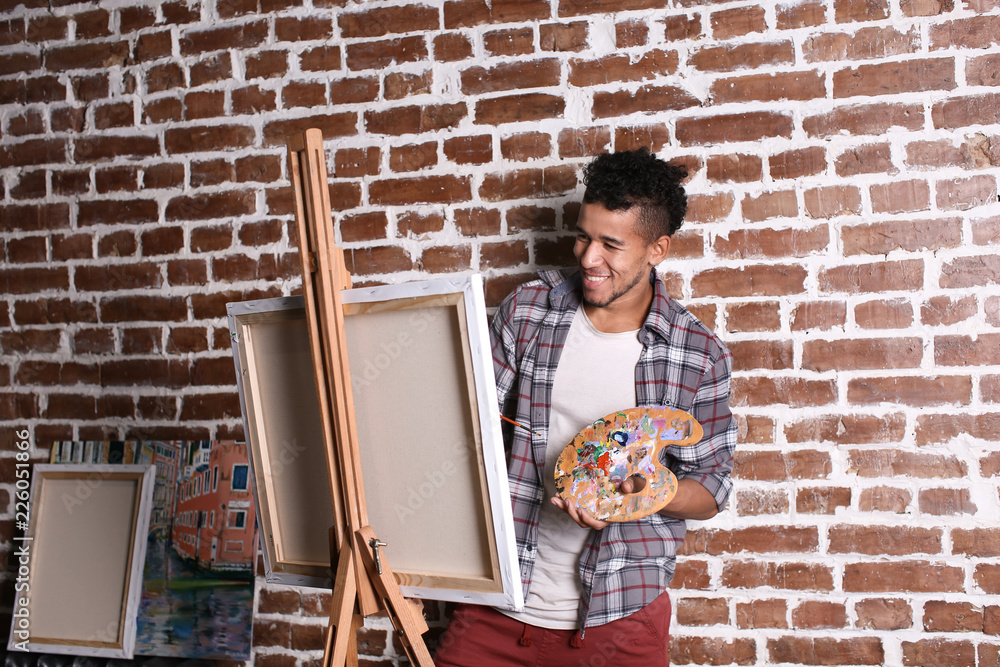 年轻的非裔美国艺术家在工作室绘画