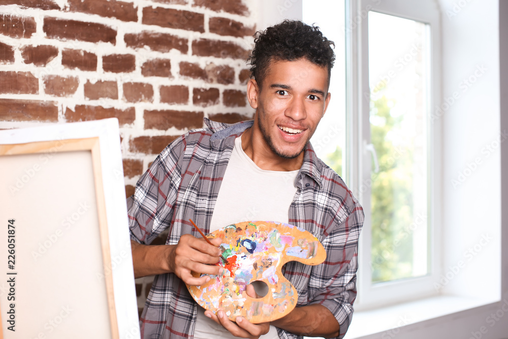 年轻的非裔美国艺术家在工作室绘画