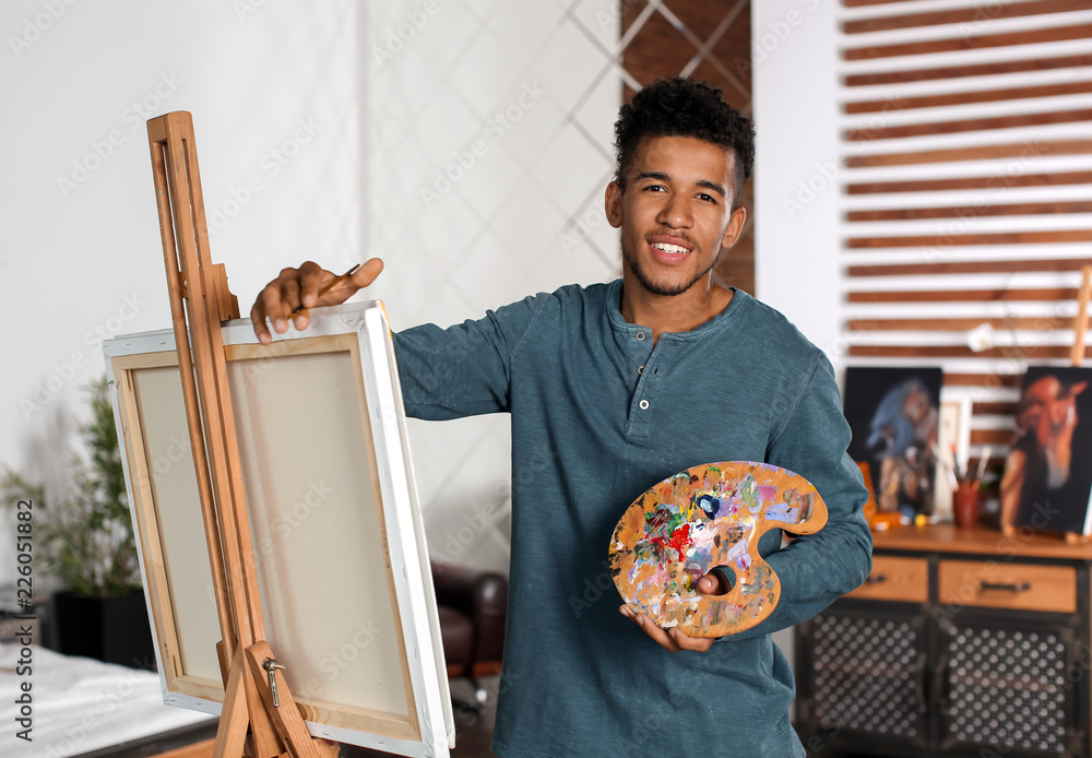 年轻的非裔美国艺术家在家里绘画