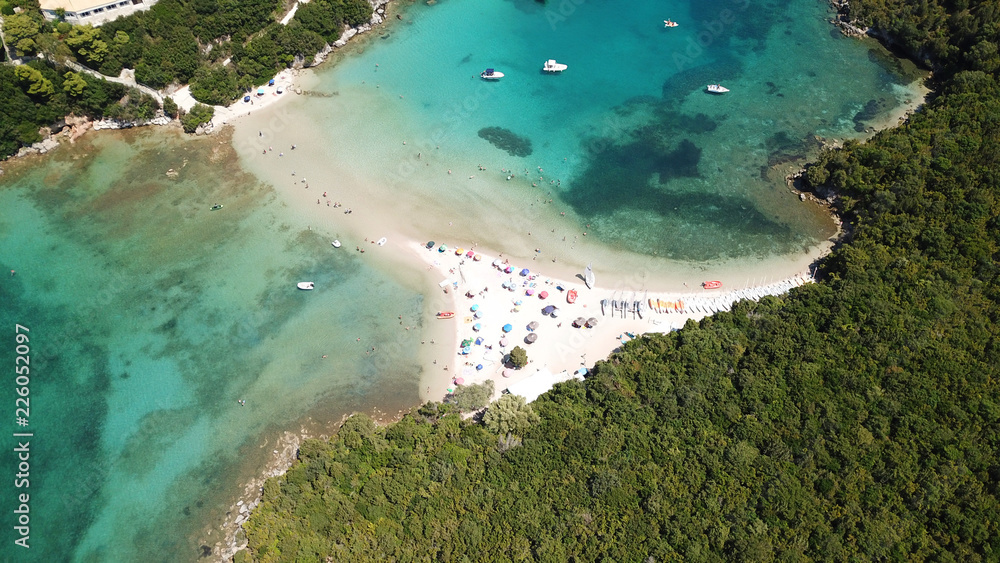 Bella Vraka岛受欢迎的标志性绿松石海滩的空中无人机鸟瞰照片