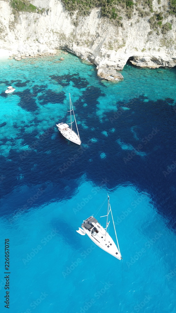 热带加勒比天堂湾帆船与白色岩石的空中无人机鸟瞰照片