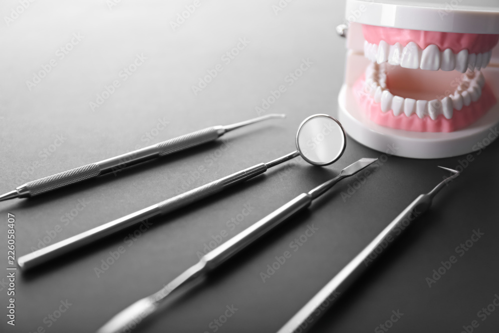 牙科工具，在黑暗的桌子上有人工下颌