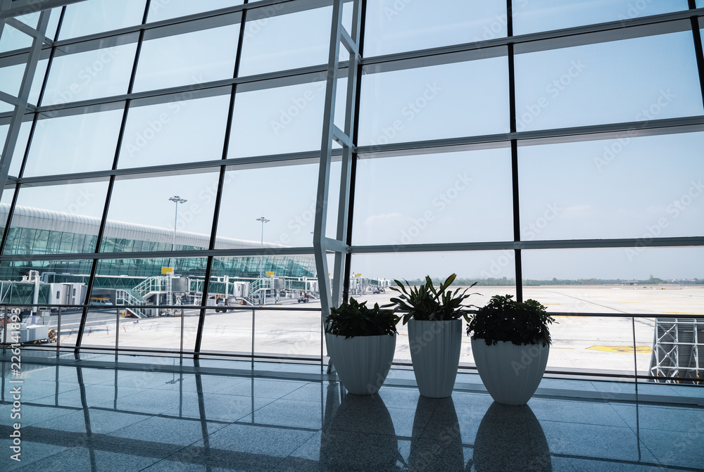 现代机场窗口场景
