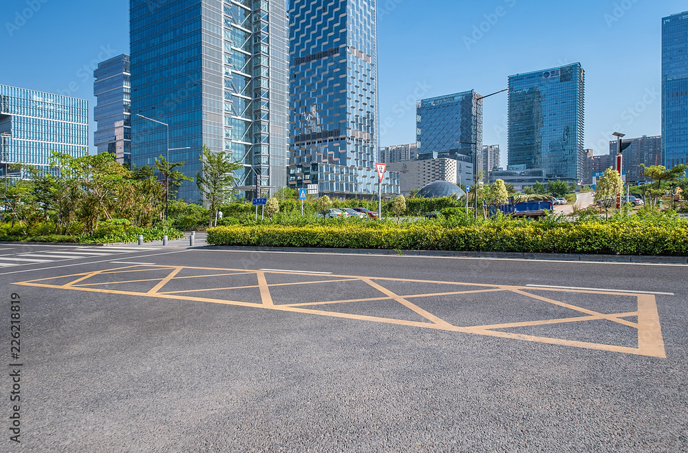 深圳市南山区后海CBD综合体和空旷的道路/深圳城市风光