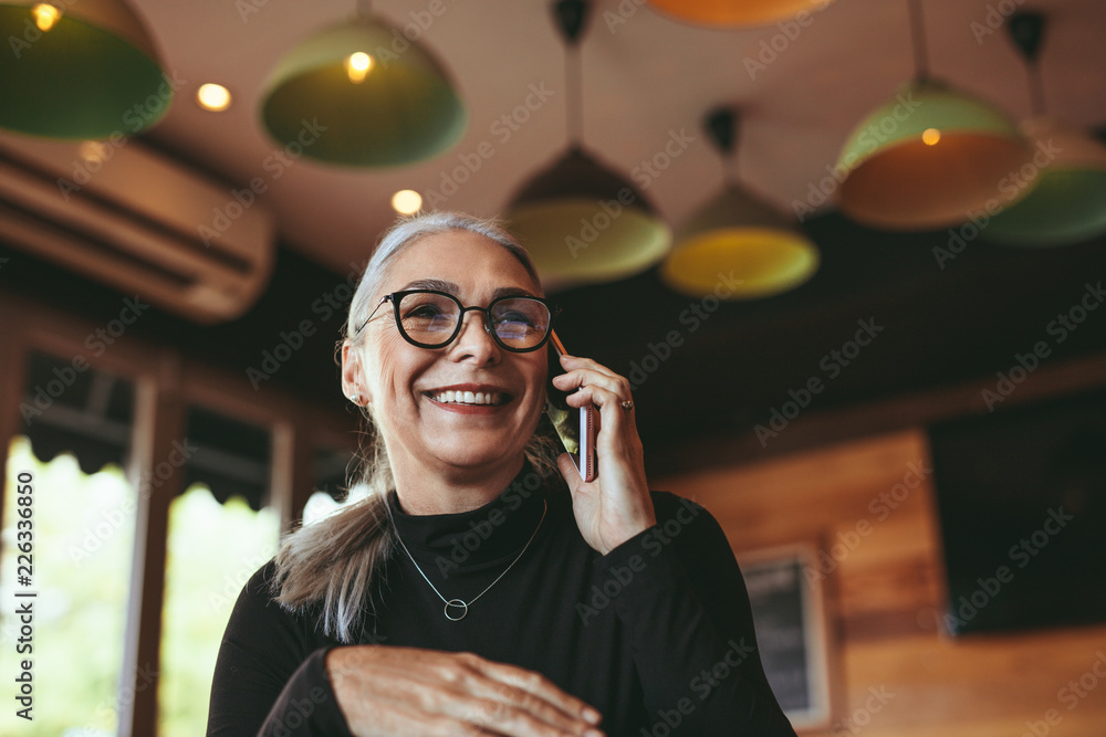 一个女人在现代咖啡馆用手机聊天