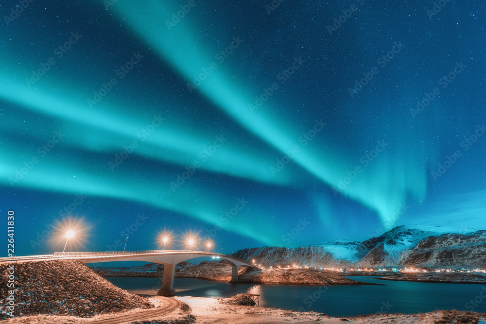 挪威罗弗敦群岛大桥上的北极光。北极光。星空