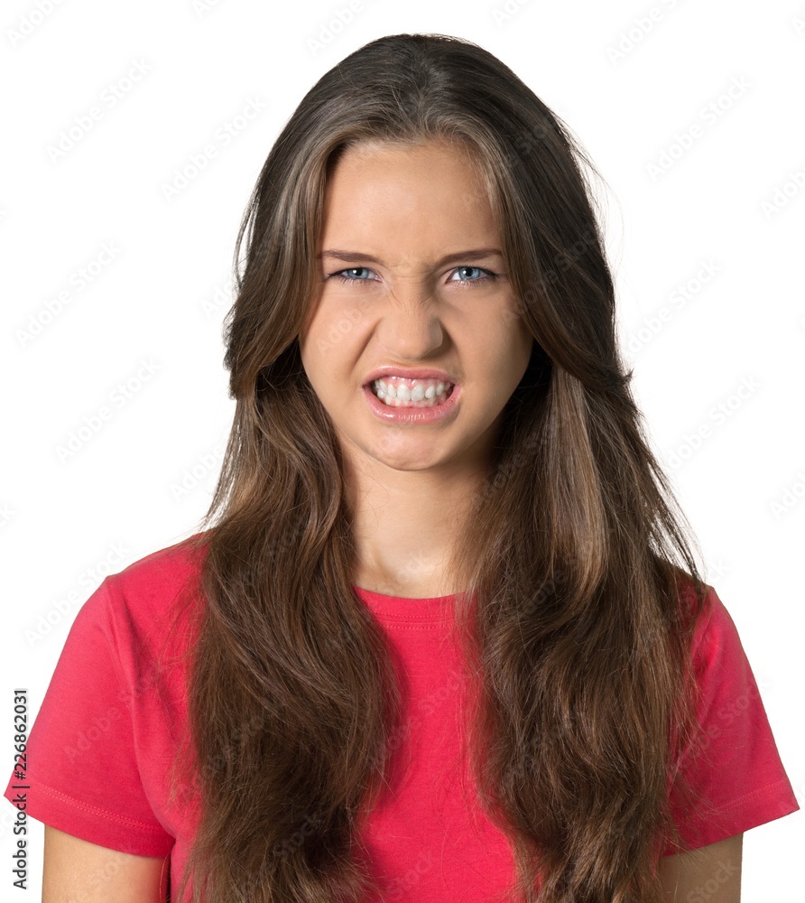 一个愤怒的年轻女人的画像