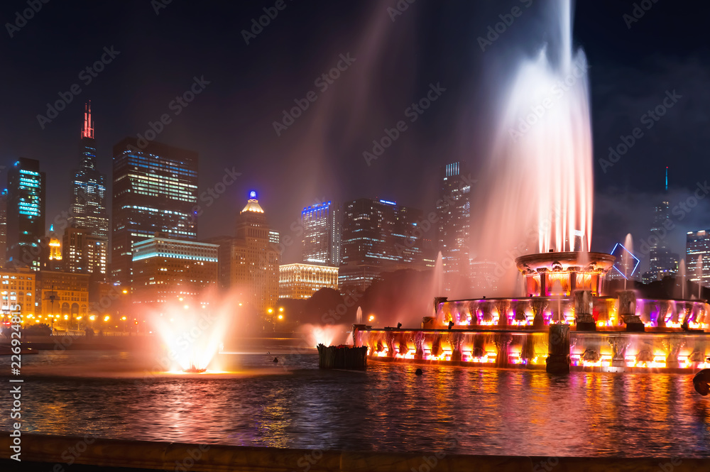 喷泉对着芝加哥市中心摩天大楼的天际线