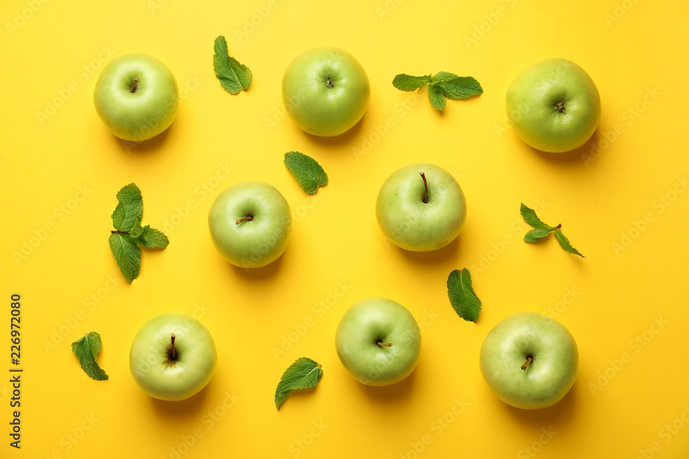 成熟的新鲜苹果，背景为薄荷色