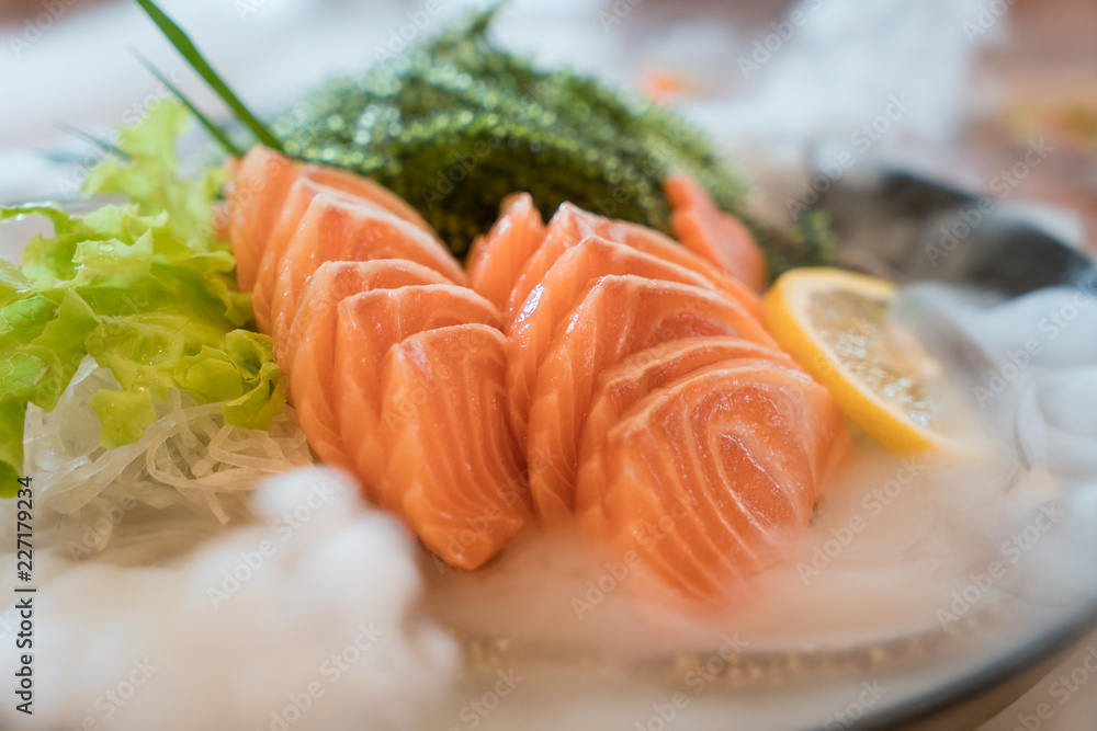 生三文鱼片或三文鱼生鱼片，日式新鲜，装在碗里冰上食用。