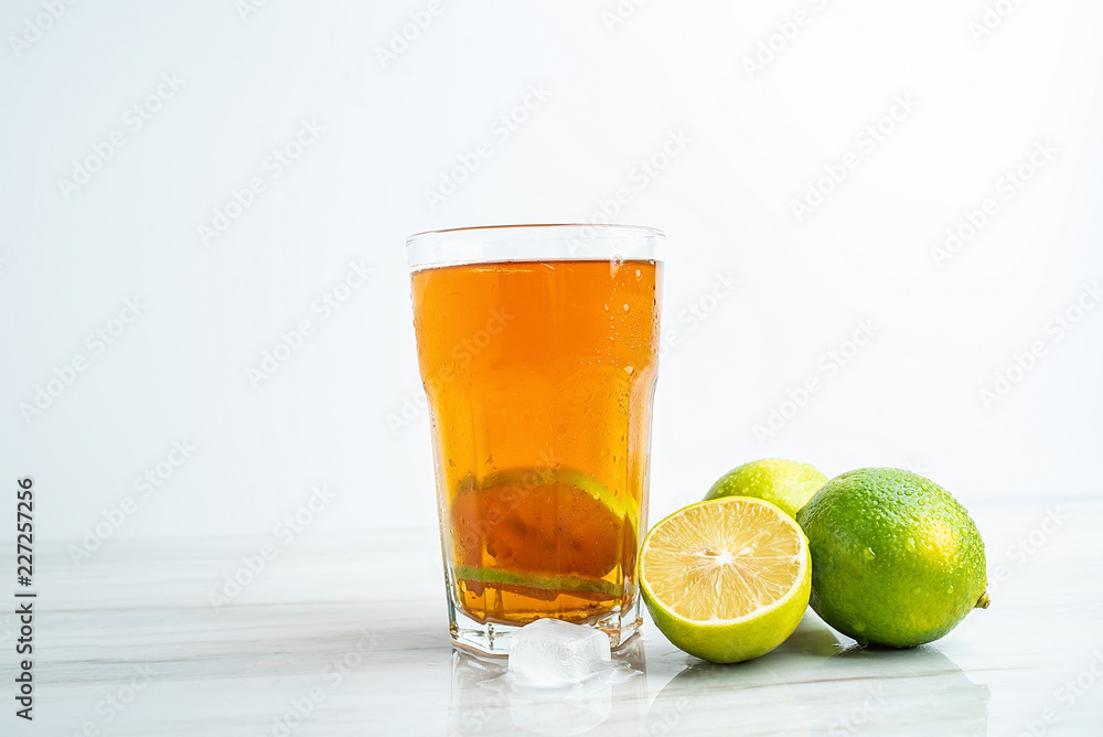 柠檬冰茶和酸橙