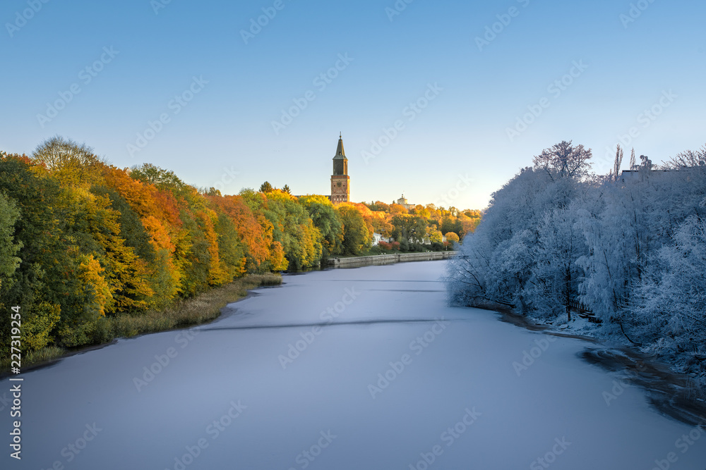 从秋天到冬天的过渡图像，单个图像中有结冰的河流和五颜六色的秋叶a