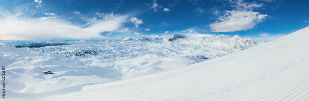 美丽的冬季滑雪道全景景观