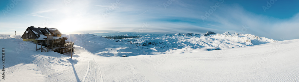 带滑雪道的美丽全景冬季景观