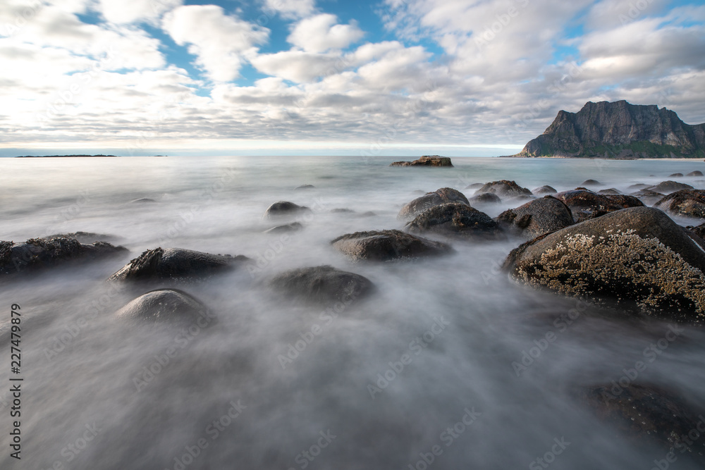 挪威罗弗敦，乌塔克列夫海滩，白天海浪冲刷岩石的长时间暴露。