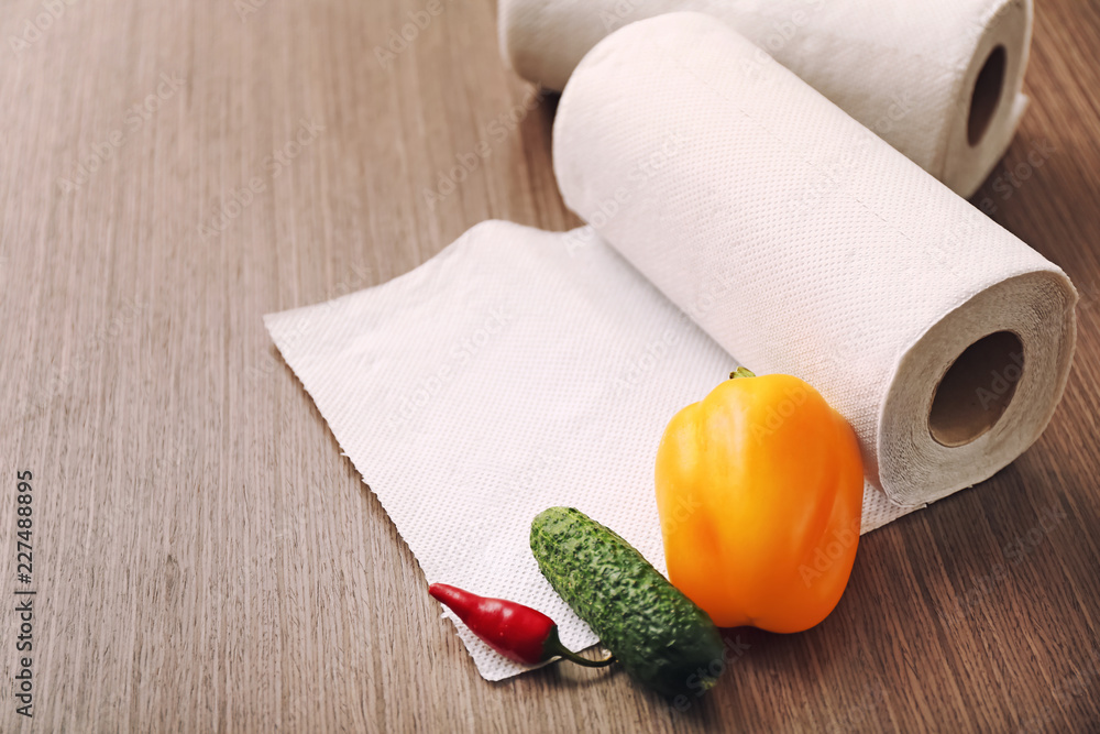 厨房餐桌上的蔬菜纸巾卷