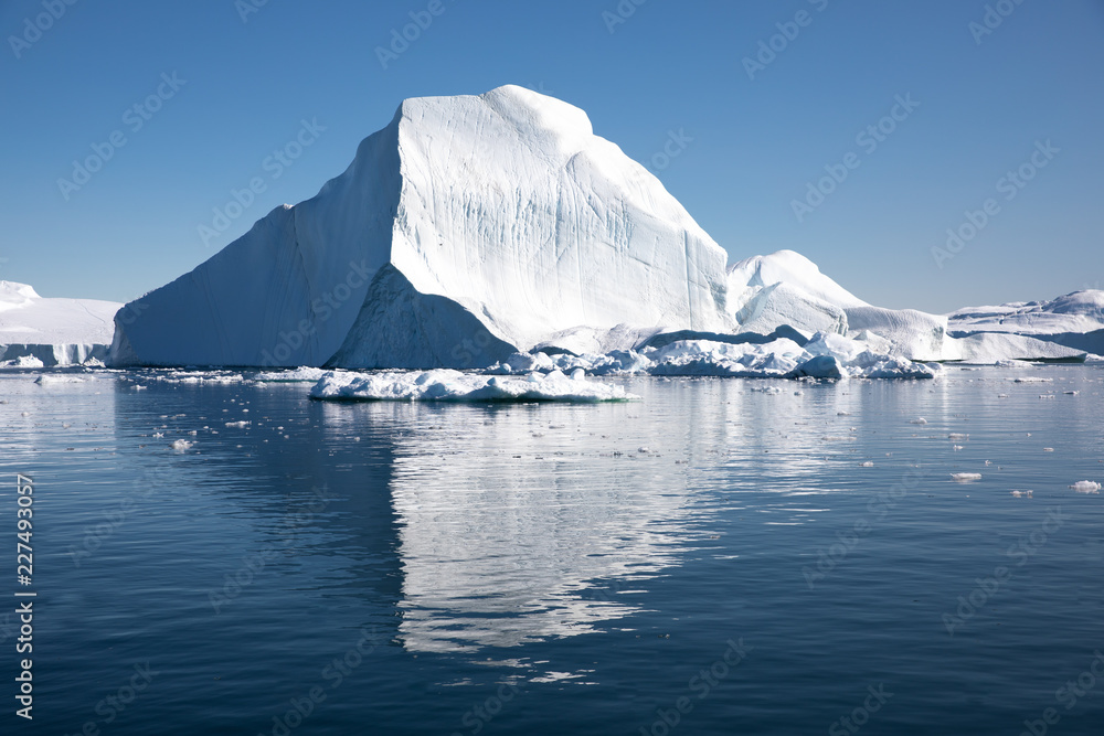 极地夏季明亮的白天，巨大的冰山。格陵兰岛迪斯科湾。
