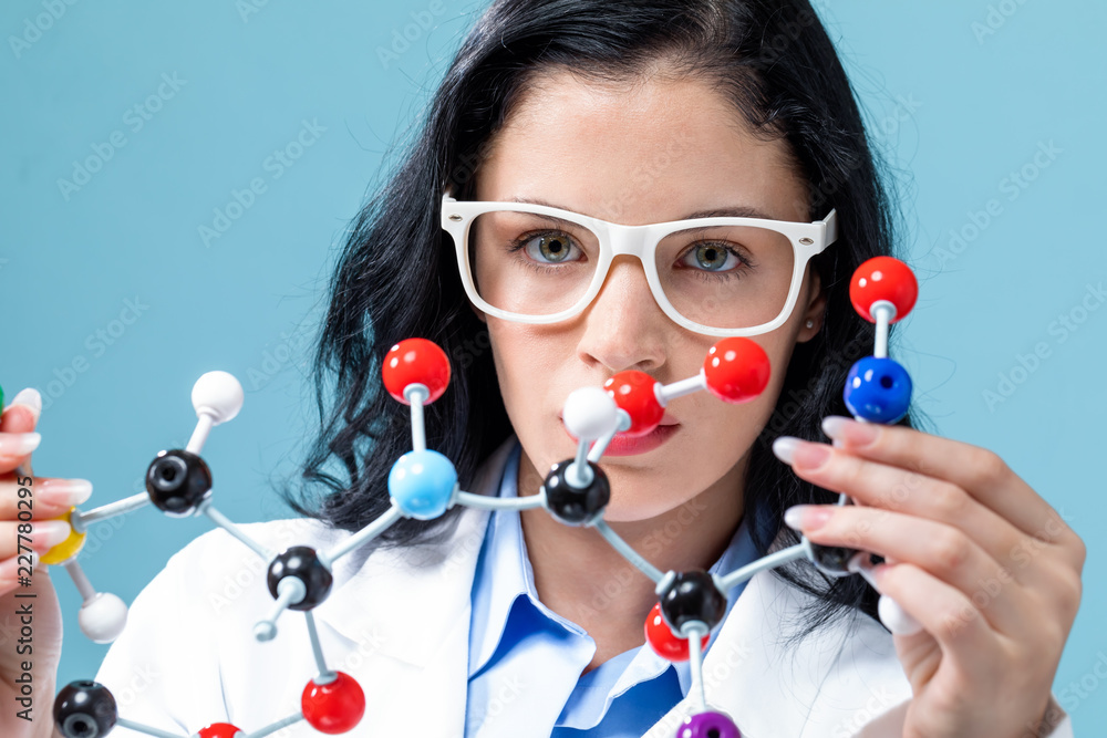 蓝底分子模型的女科学家研究员