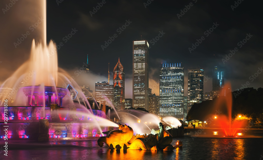 芝加哥市中心摩天大楼天际线的喷泉