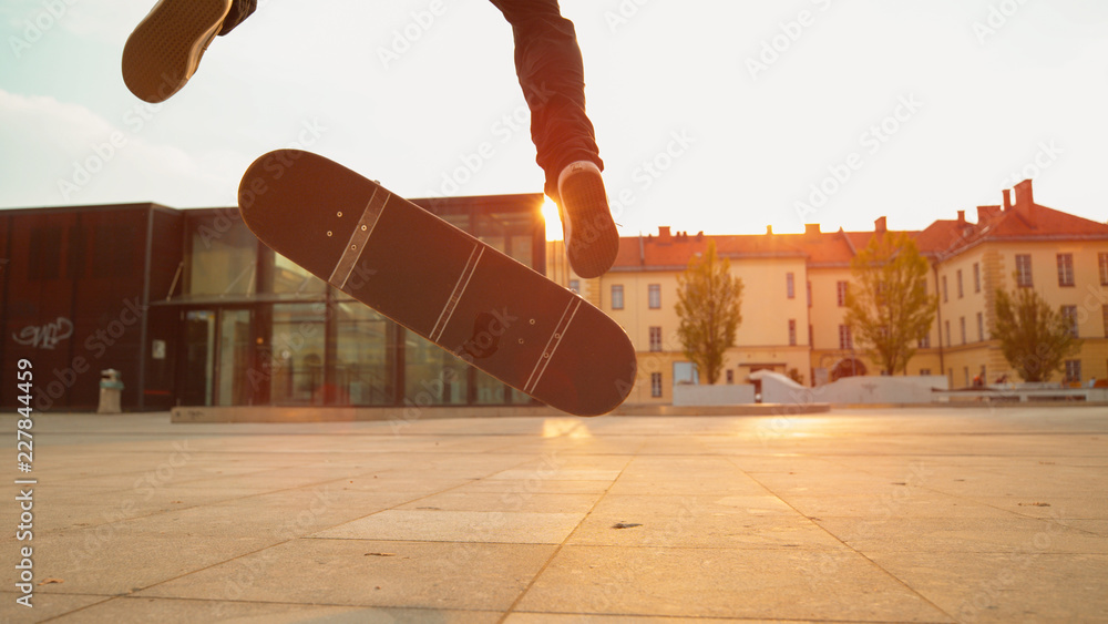 特写：一个阳光明媚的夜晚，一名男子滑冰选手假摔着地的电影镜头。