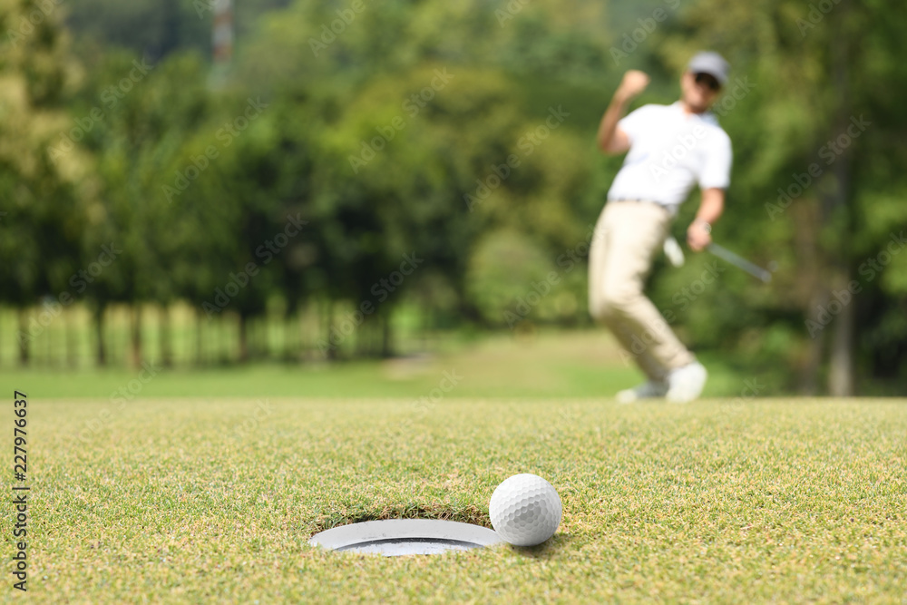 男子高尔夫球手在高尔夫球场上追着高尔夫球欢呼