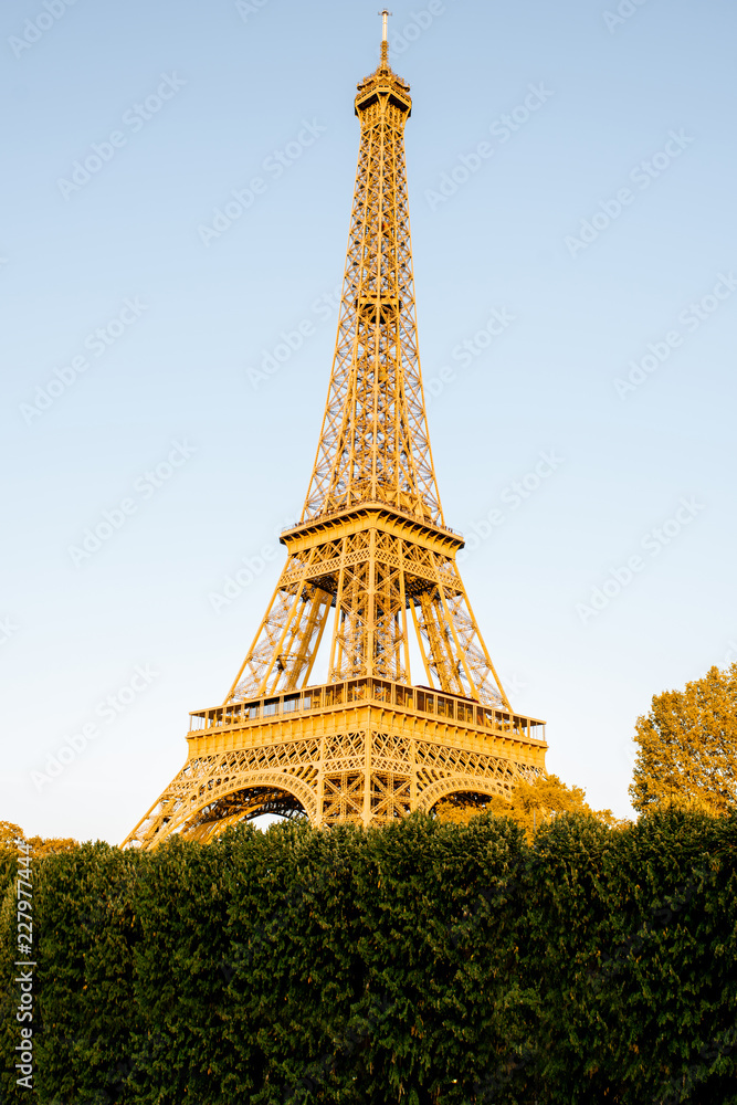 巴黎日落时的埃菲尔铁塔近景