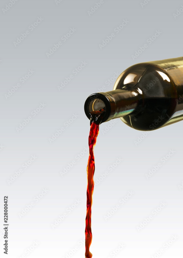 红酒从瓶子里倒在白葡萄酒上