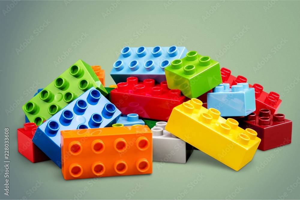 彩色儿童在背景上建造砖块