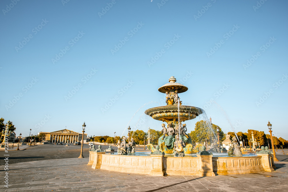 巴黎晨光中康考迪亚广场上的海上喷泉