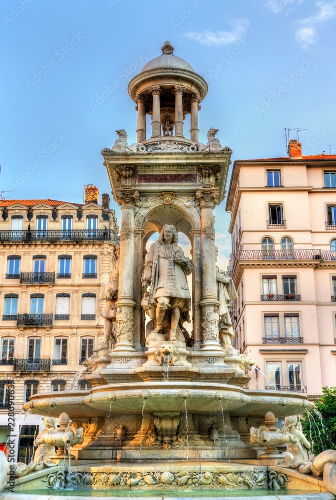 法国里昂雅各宾派广场喷泉