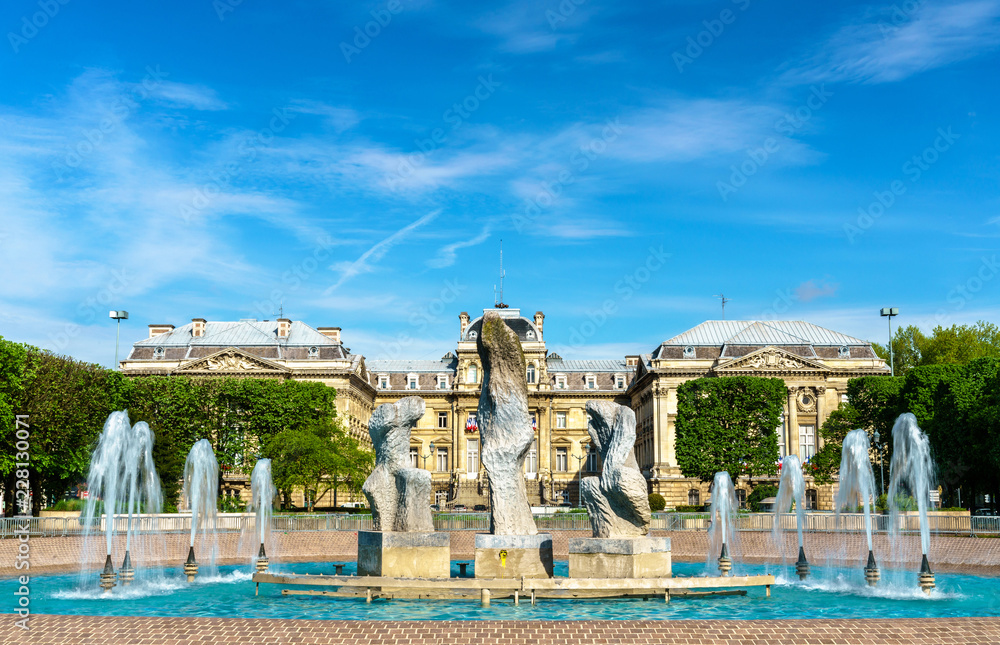 法国里尔府前的喷泉