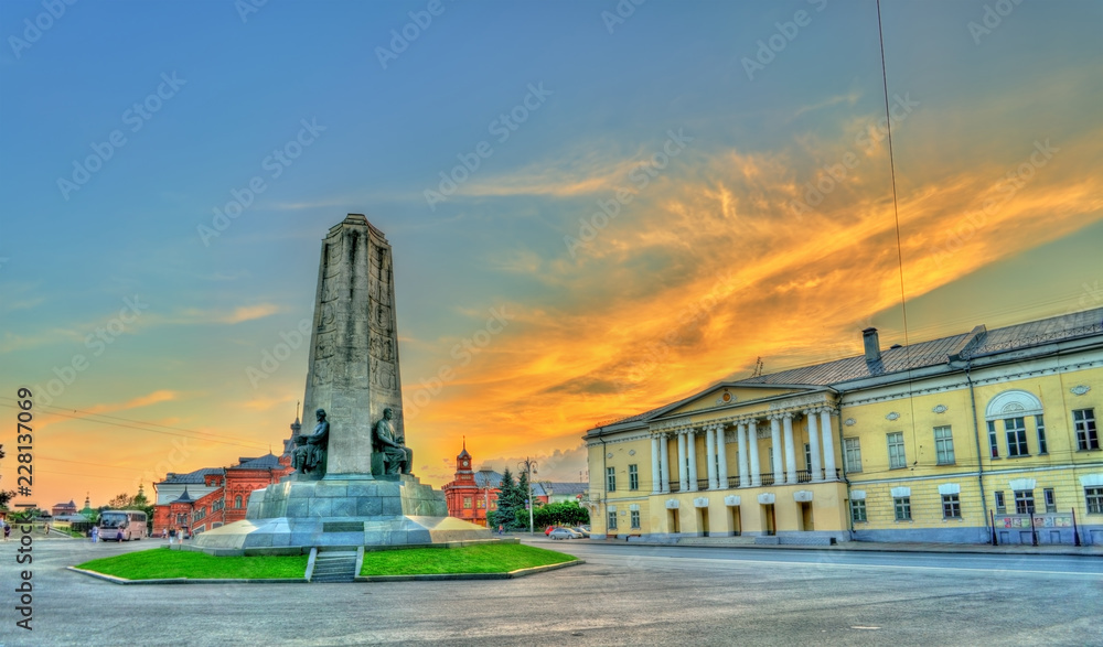 俄罗斯弗拉基米尔索博尔纳亚广场上的城市850周年纪念碑