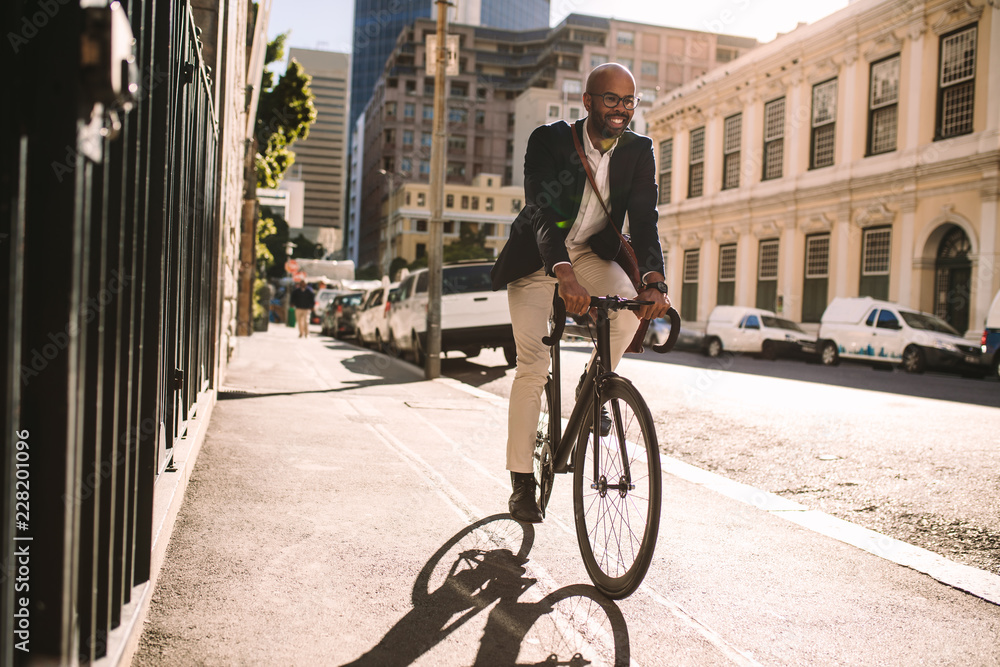 微笑的商人骑自行车上班