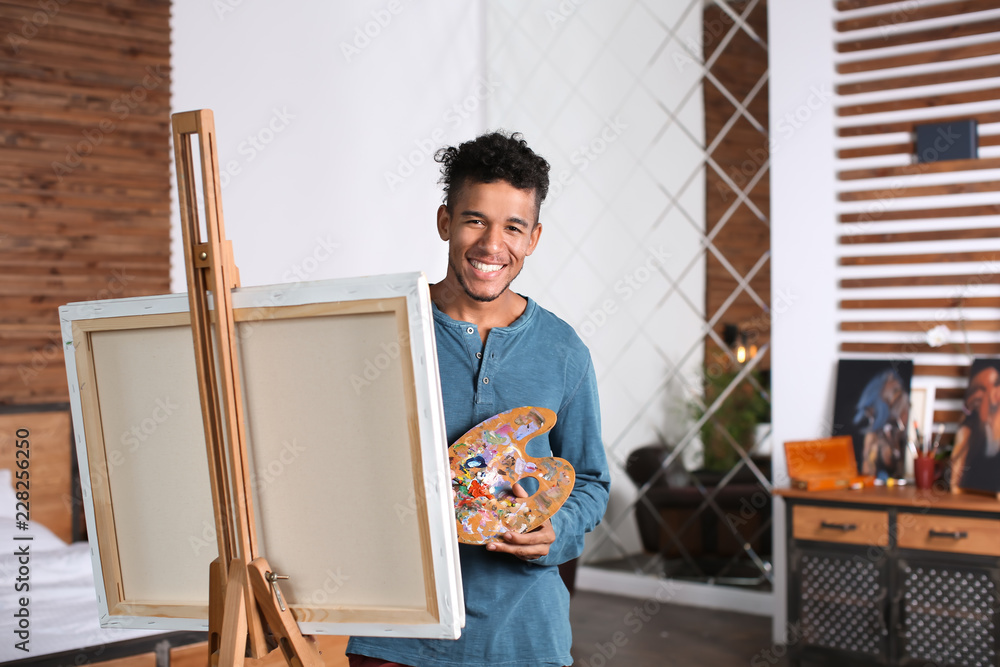 年轻的非裔美国艺术家在家作画