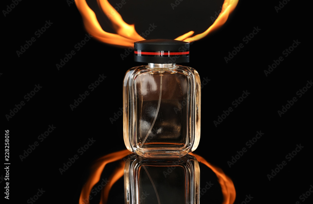 一瓶深色背景上有火焰的香水